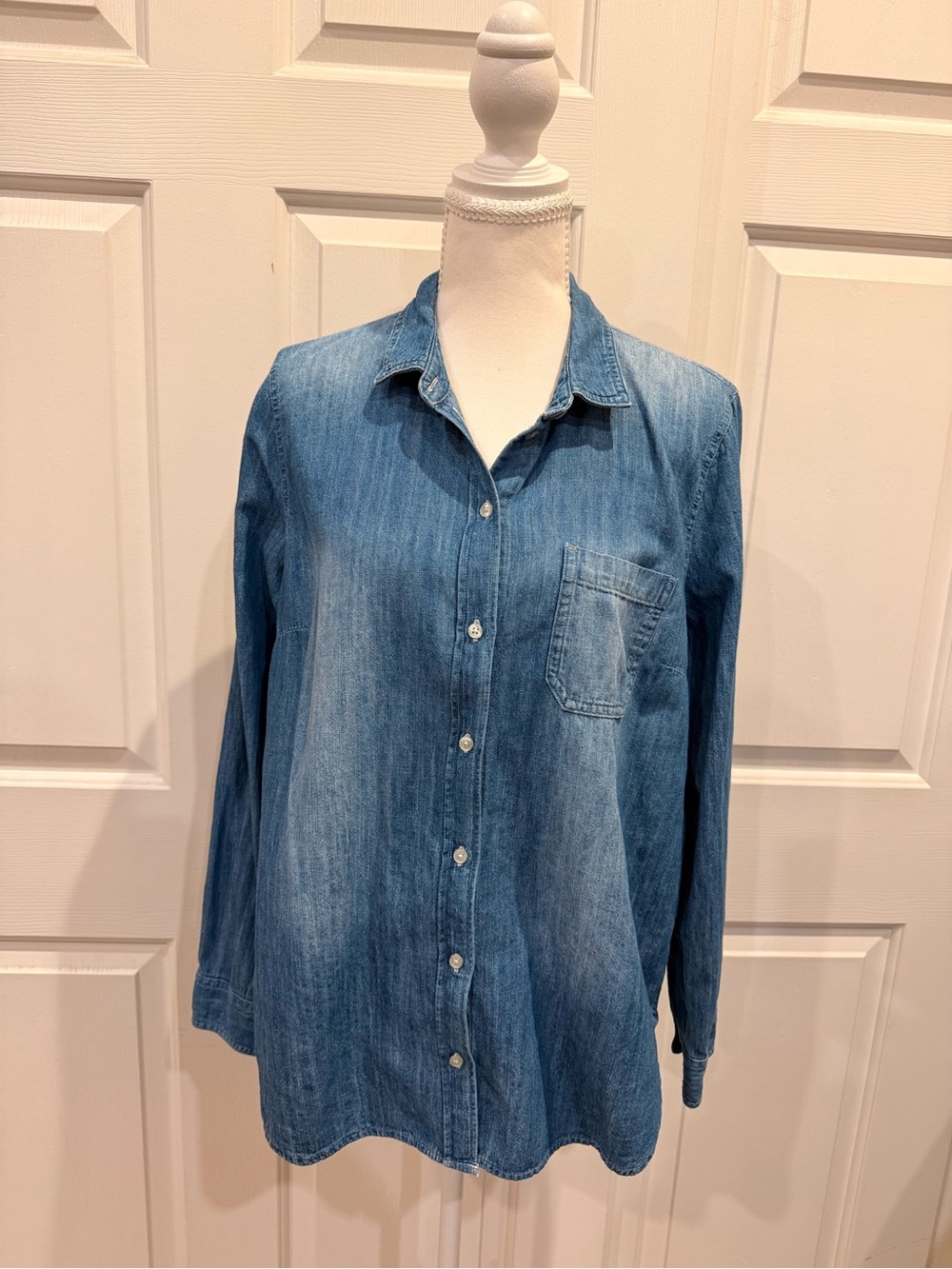 Old Navy The Classic Denim Chambray Shirt Large Oversized - Picture 4 of 8